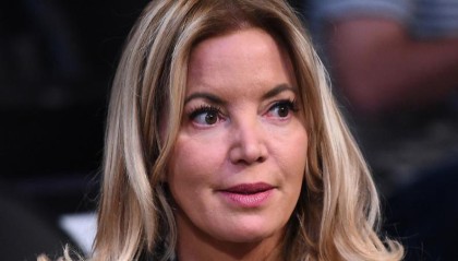 美记：里夫斯是珍妮巴斯力保的球员，湖人管理层不太可能交易他